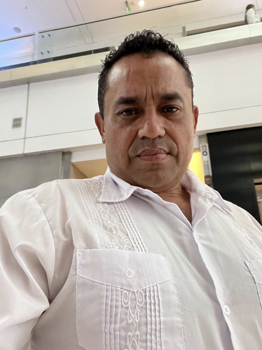 Locutora en cabina de radio sonriendo