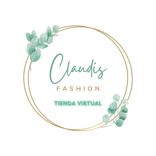 Locutora en cabina de radio sonriendo