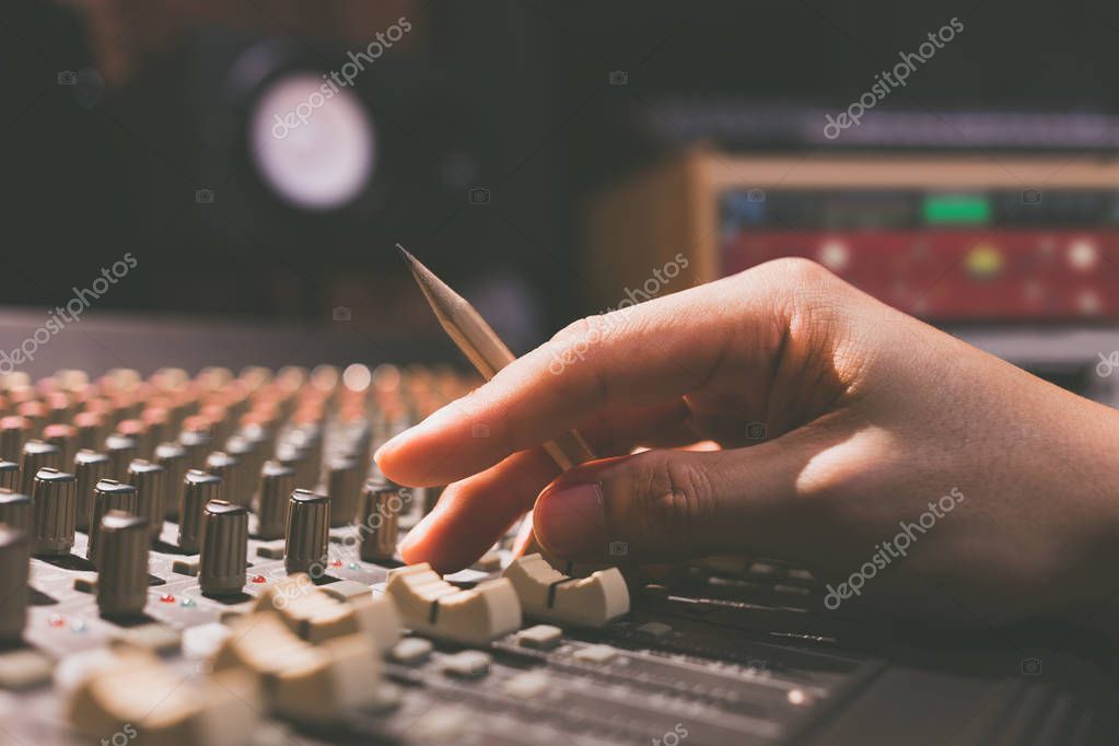 Pedro en la consola de audio
