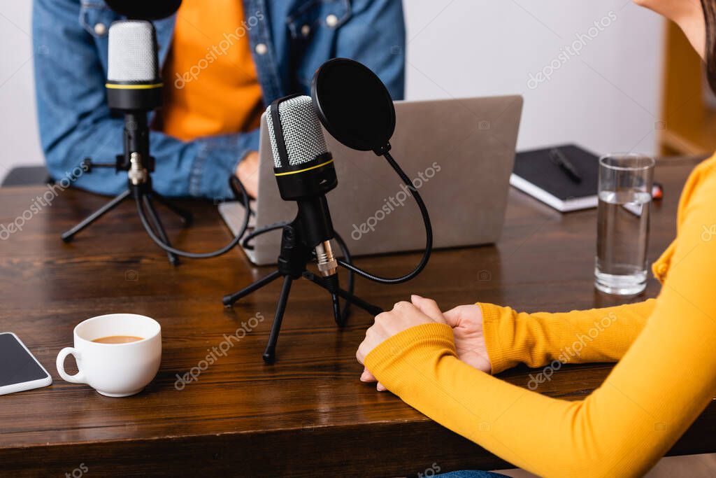 Entrevista en estudio de radio