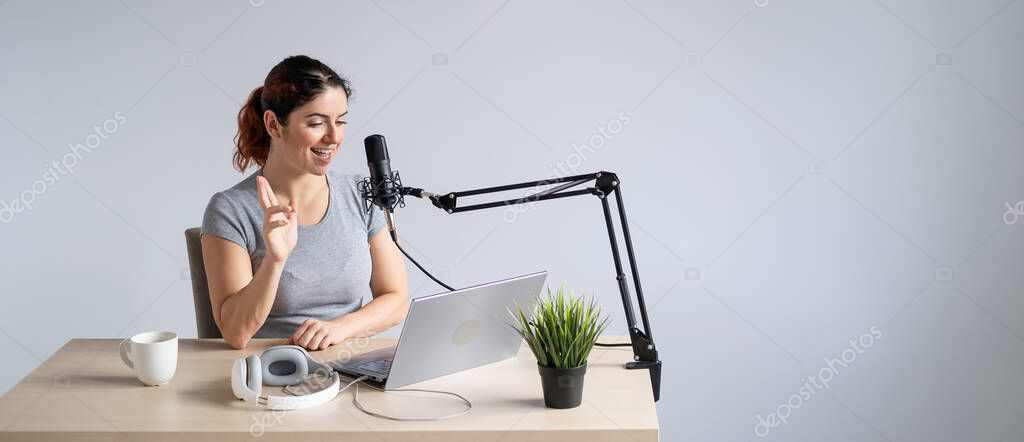 Sofía entrevistando en el estudio
