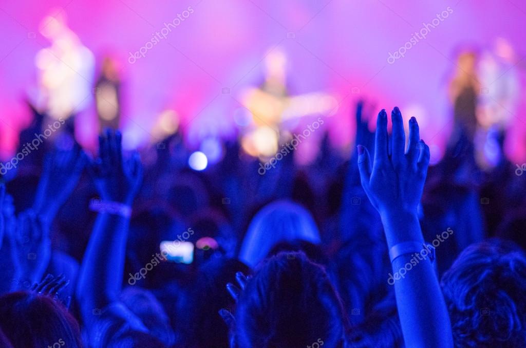 Guitarra acústica en escena de adoración