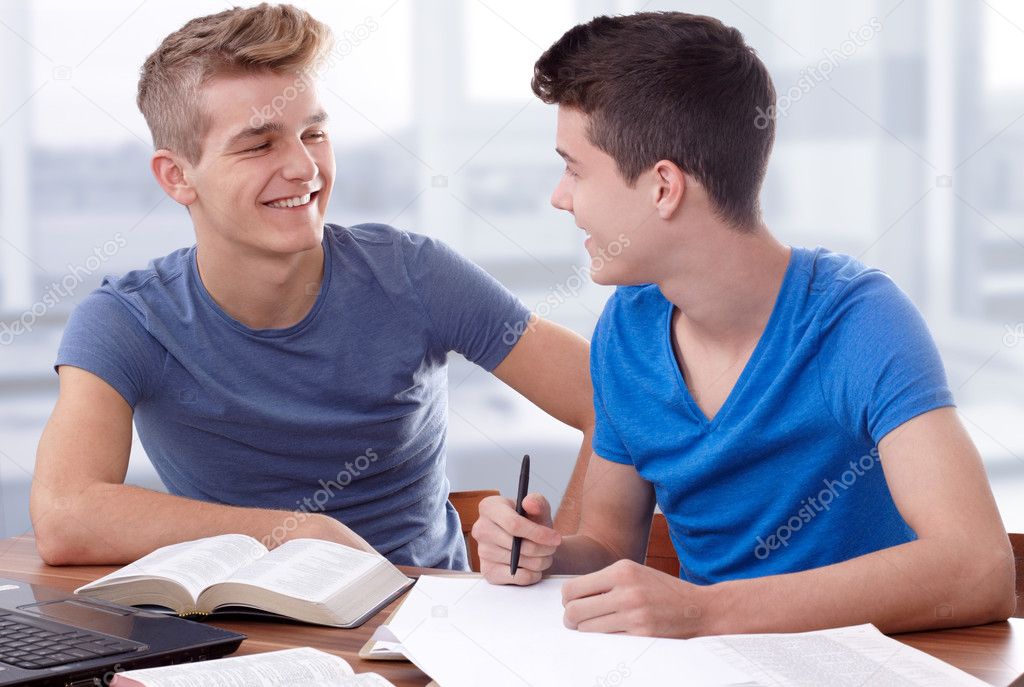 Grupo estudiando la Biblia con cuadernos