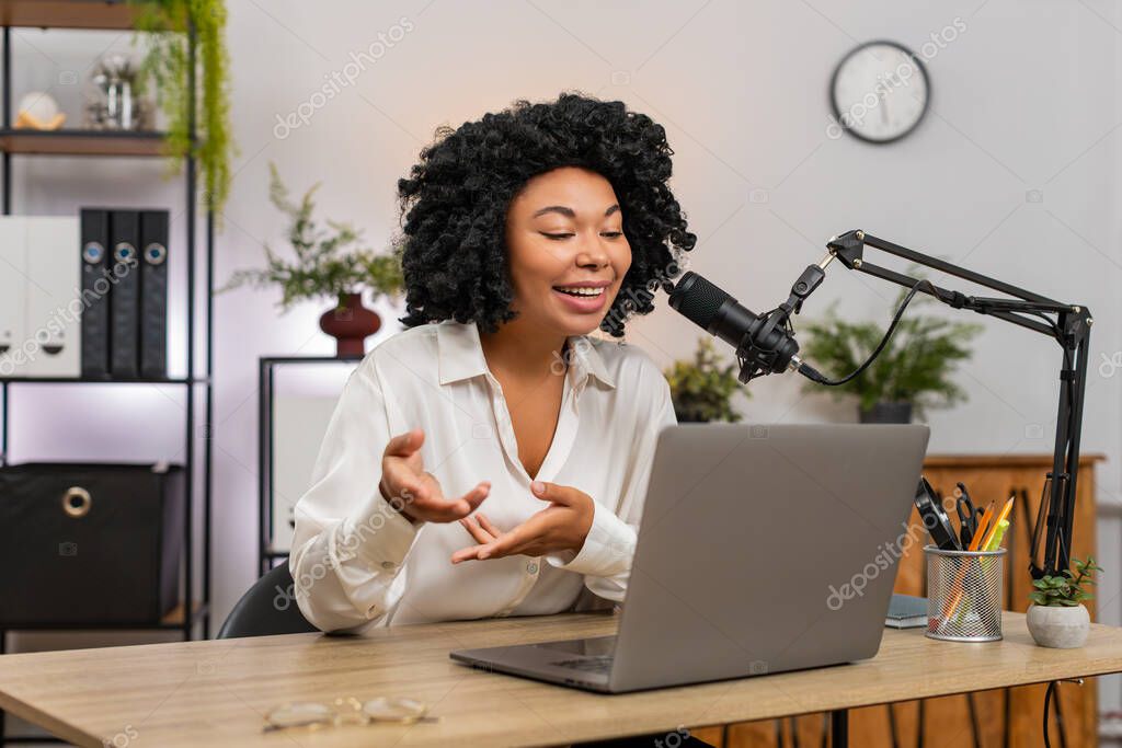 Reina gestionando podcasts y comunidad